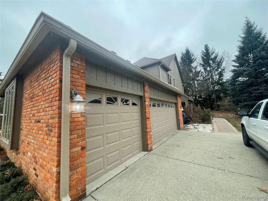 Rochester Hills, MI 48306 3653,3235 PARKWOOD Drive