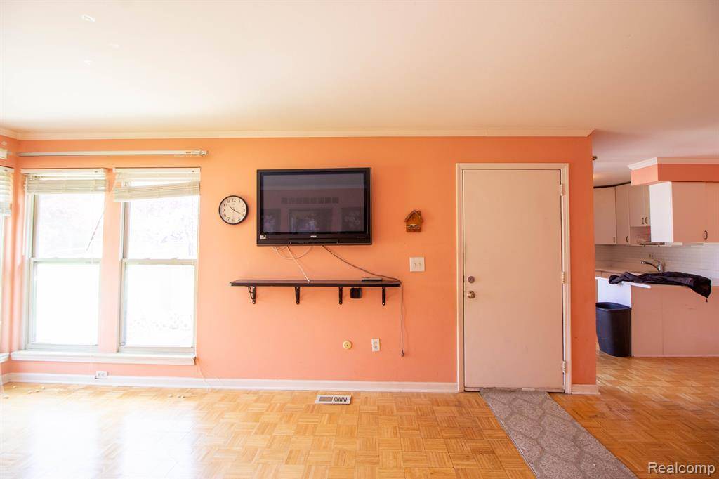 Troy, MI 48083 2325,2703 ROUNDTREE Drive