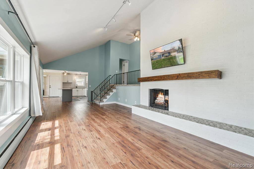 Fenton, MI 48430 8809,2064 N Long Lake Road