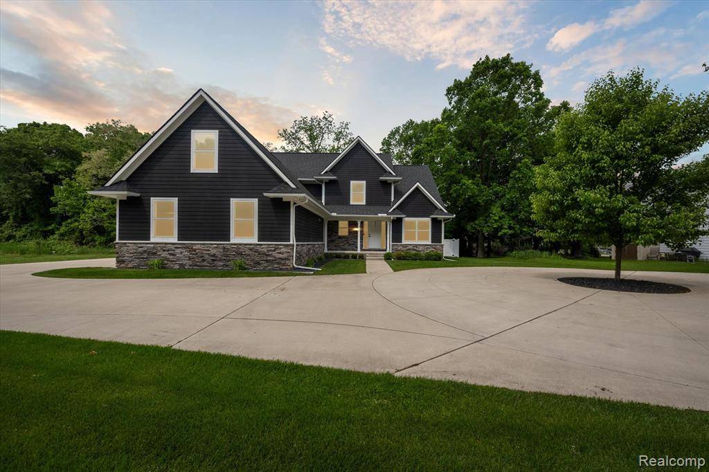 595 BRIGHTON LAKE RD, Brighton, MI 48116