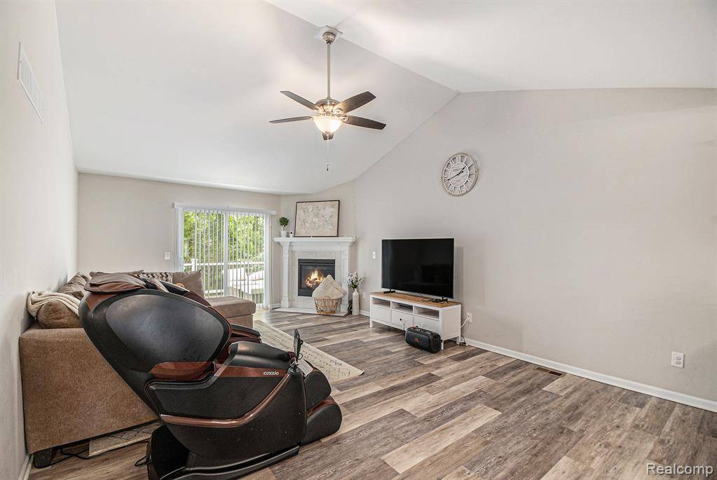 Howell, MI 48843 2487,816 Nelsons Ridge Drive