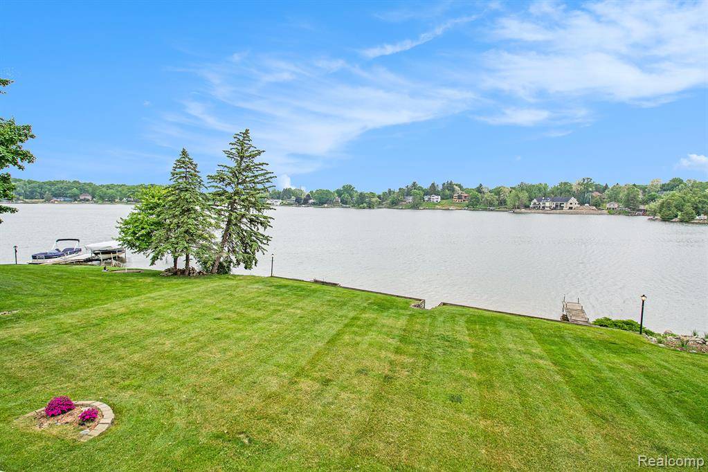 Fenton, MI 48430 4301,7038 Driftwood Drive