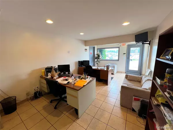 Flint, MI 48506 2333,4084 N Dort Highway