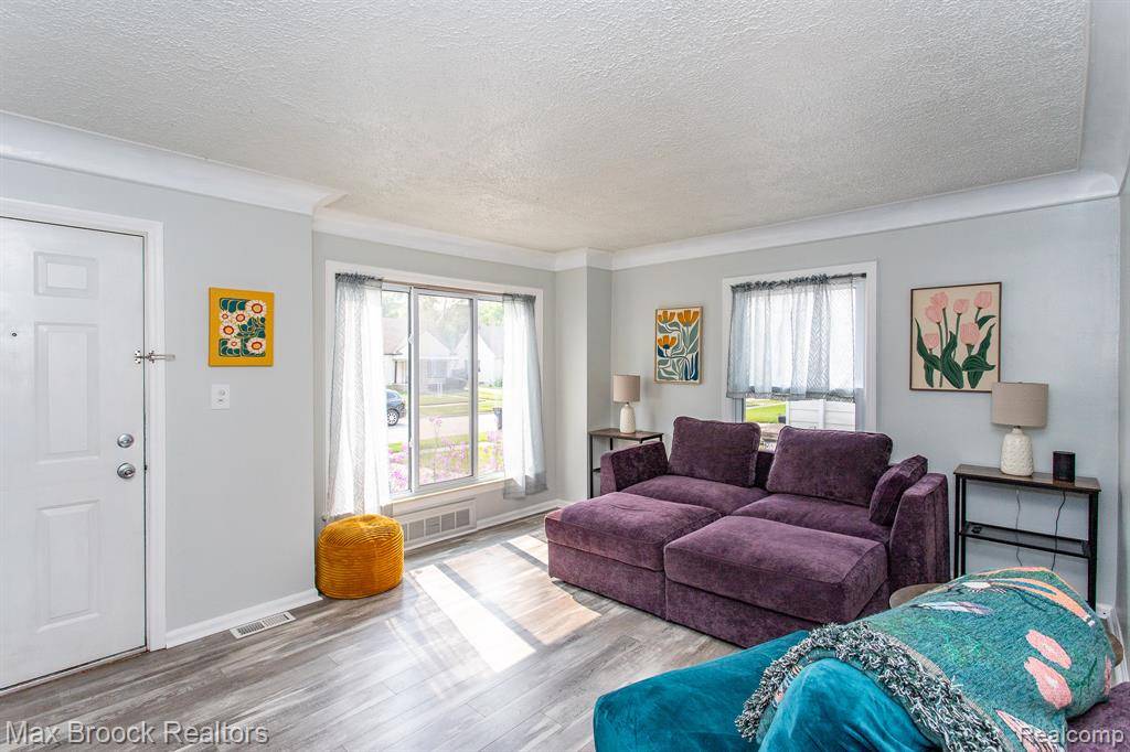 Southfield, MI 48076 7101,28561 Everett Street