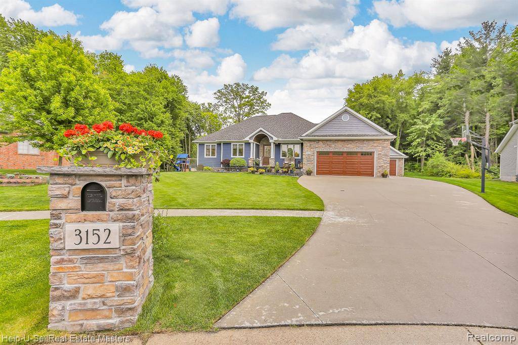 Port Huron, MI 48060 1637,3152 Spruce Drive