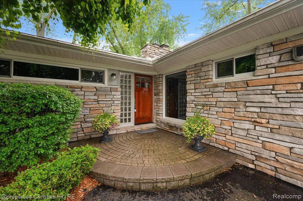 Bloomfield Hills, MI 48301 3205,6727 Lahser Road