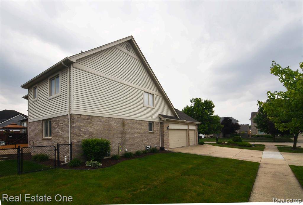 Clinton Township, MI 48038 6428,42388 Shulock Drive