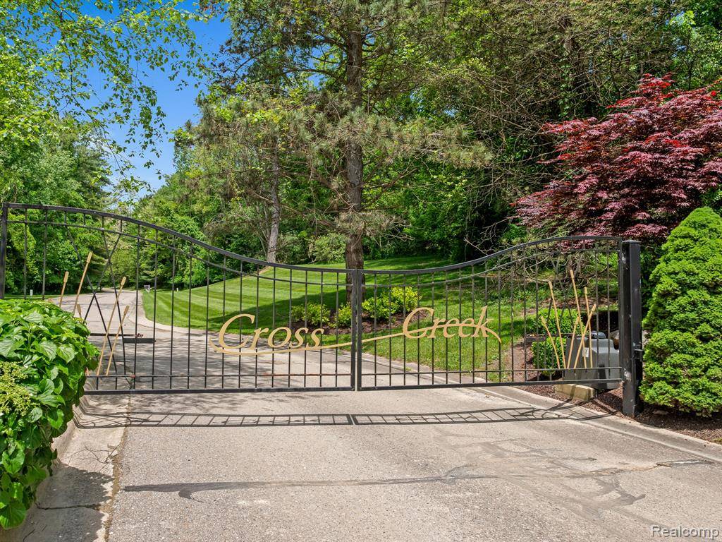 South Lyon, MI 48178,9970 S CROSS CREEK Drive