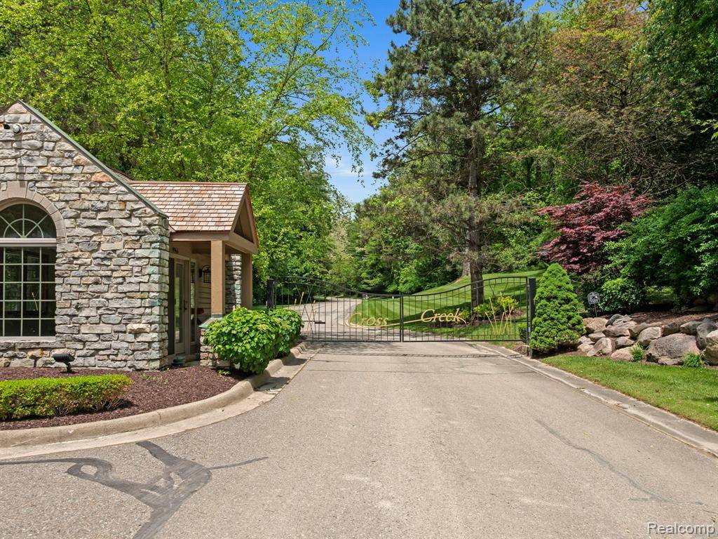 South Lyon, MI 48178,9970 S CROSS CREEK Drive
