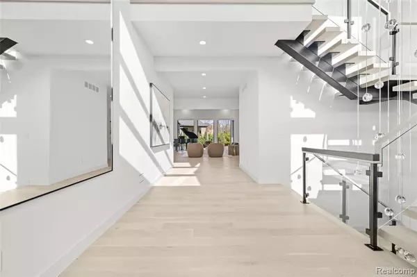 Bloomfield Hills, MI 48302 0716,3026 Heron French Provincial