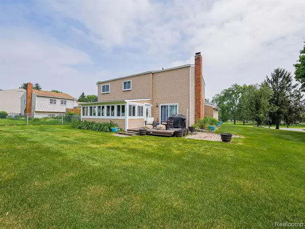 Wixom, MI 48393 1149,1725 Windingway Drive
