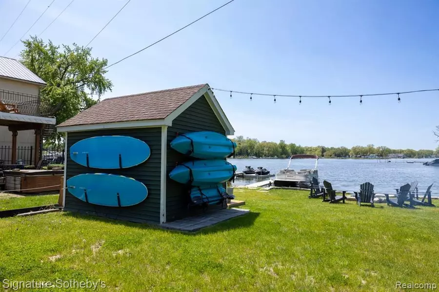 1716 S HUGHES Road, Brighton, MI 48114 9330