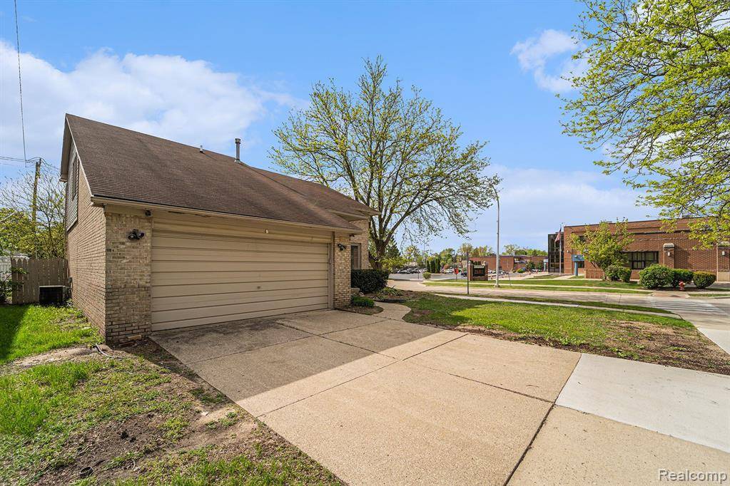 Dearborn Heights, MI 48127 3236,6075 N VERNON Street