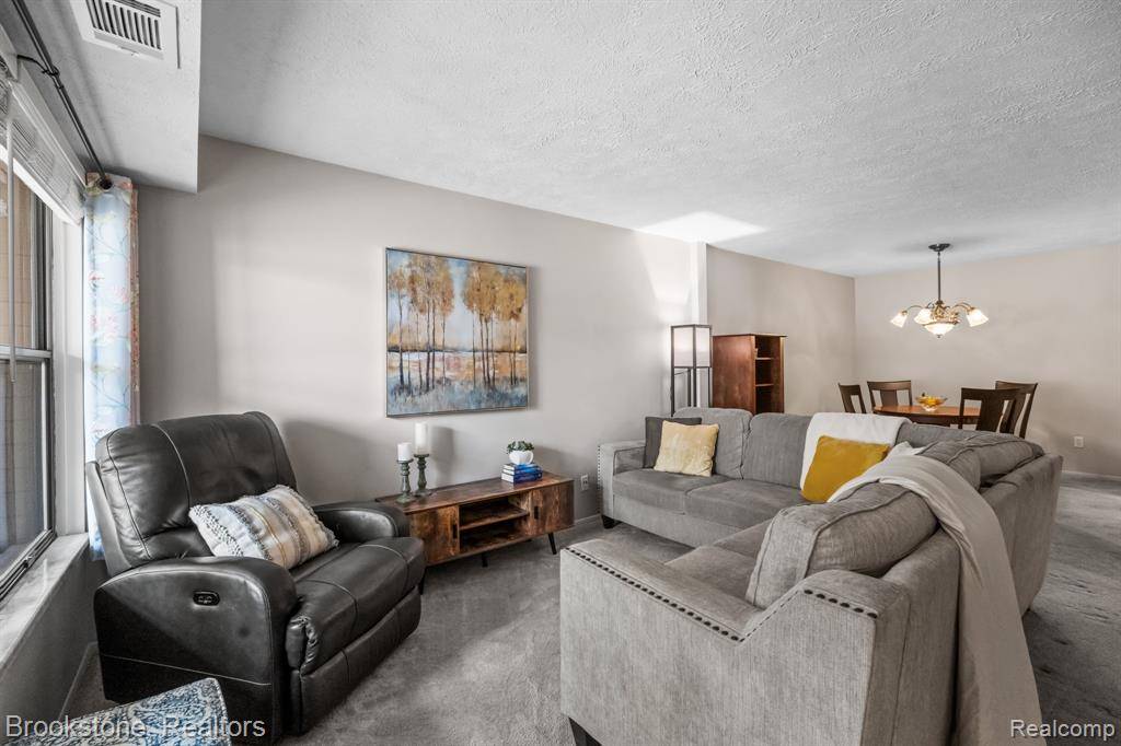 South Lyon, MI 48178 1701,61156 Greenwood Drive