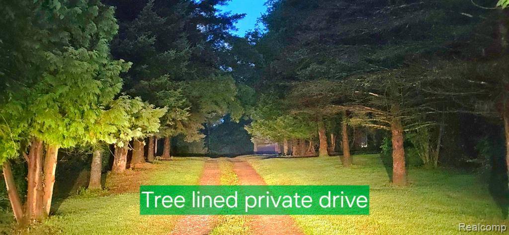 18 Graves Road, Pinckney, MI 48169