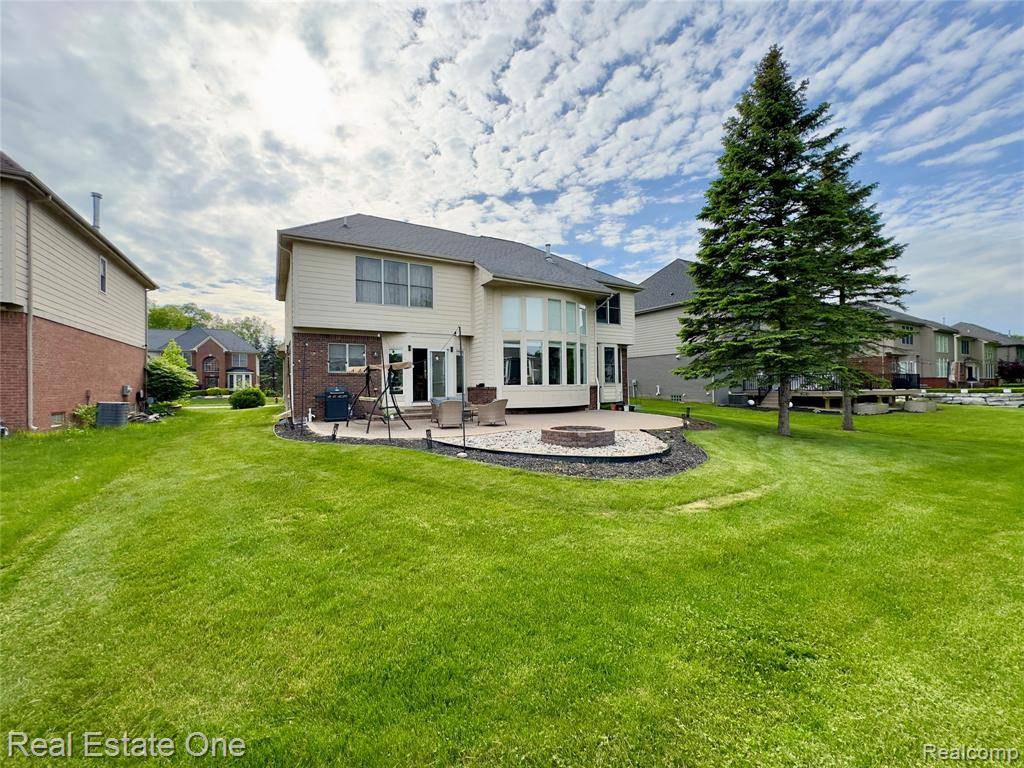 Troy, MI 48085 1067,6038 Mayapple Drive