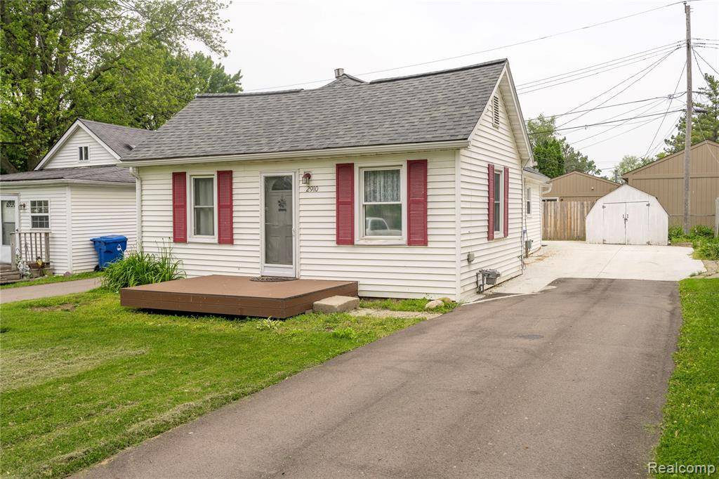 2910 Peerless Avenue,  Waterford,  MI 48328 2648