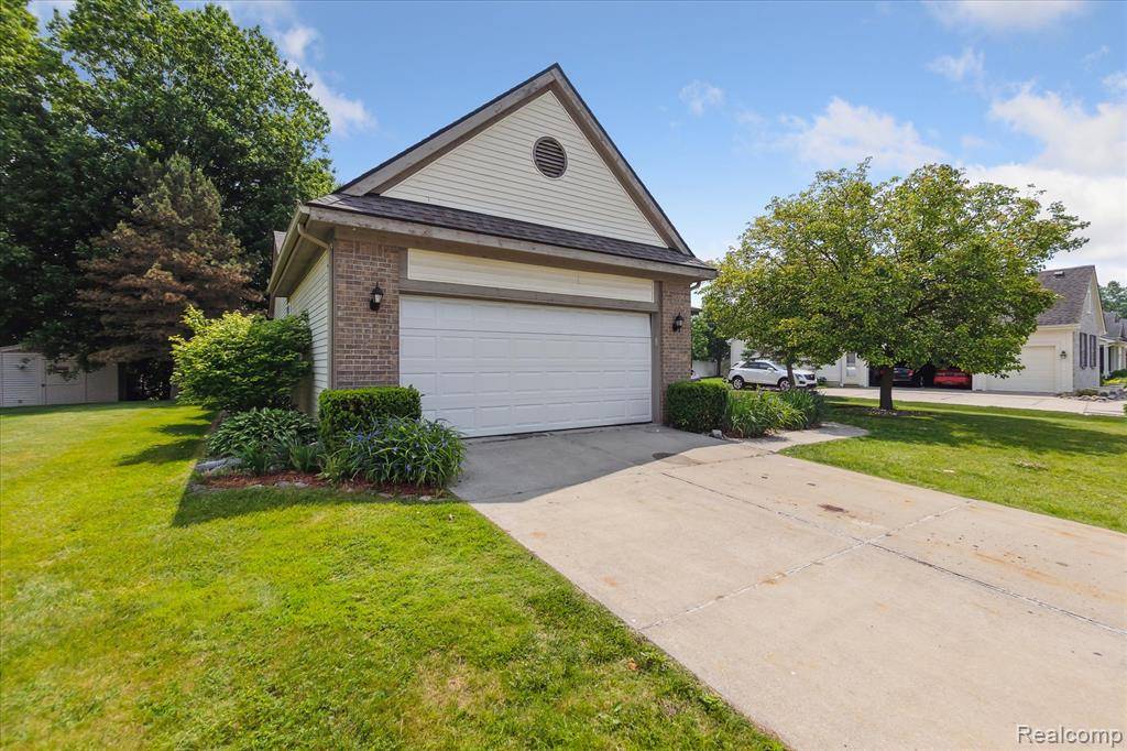 Grand Blanc, MI 48439 8699,4311 Maplewood Meadows Avenue