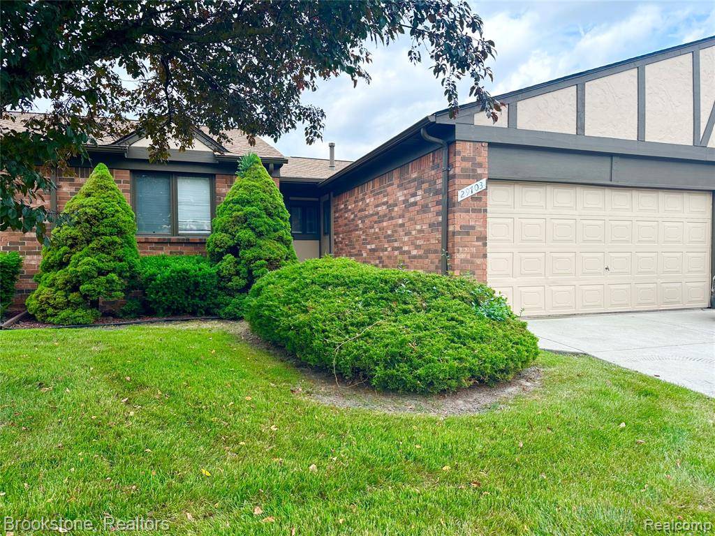 Warren, MI 48092 4653,29703 Red Oak Drive