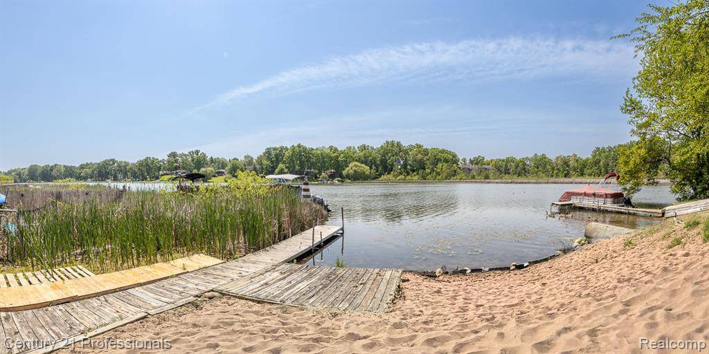 4851 Shoreline Boulevard, Waterford, MI 48329 1661