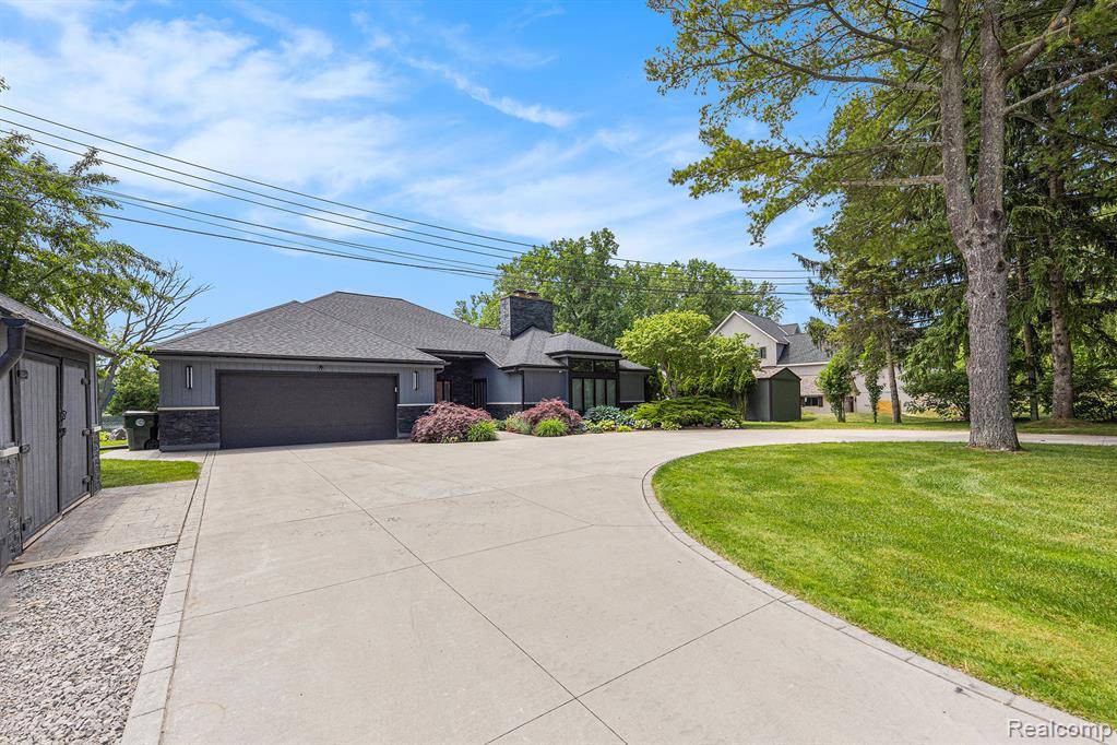 360 Gan Eden Drive, Lake Orion, MI 48362 1630