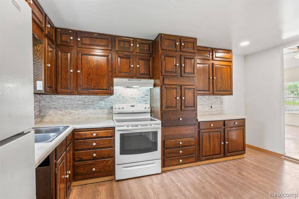 1496 E Parkwood Avenue, Burton, MI 48529 1634
