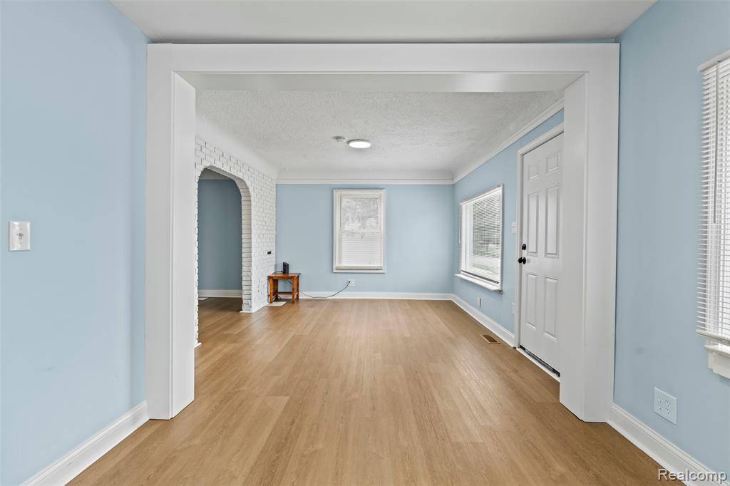 Lincoln Park, MI 48146 2052,1329 Grant Avenue