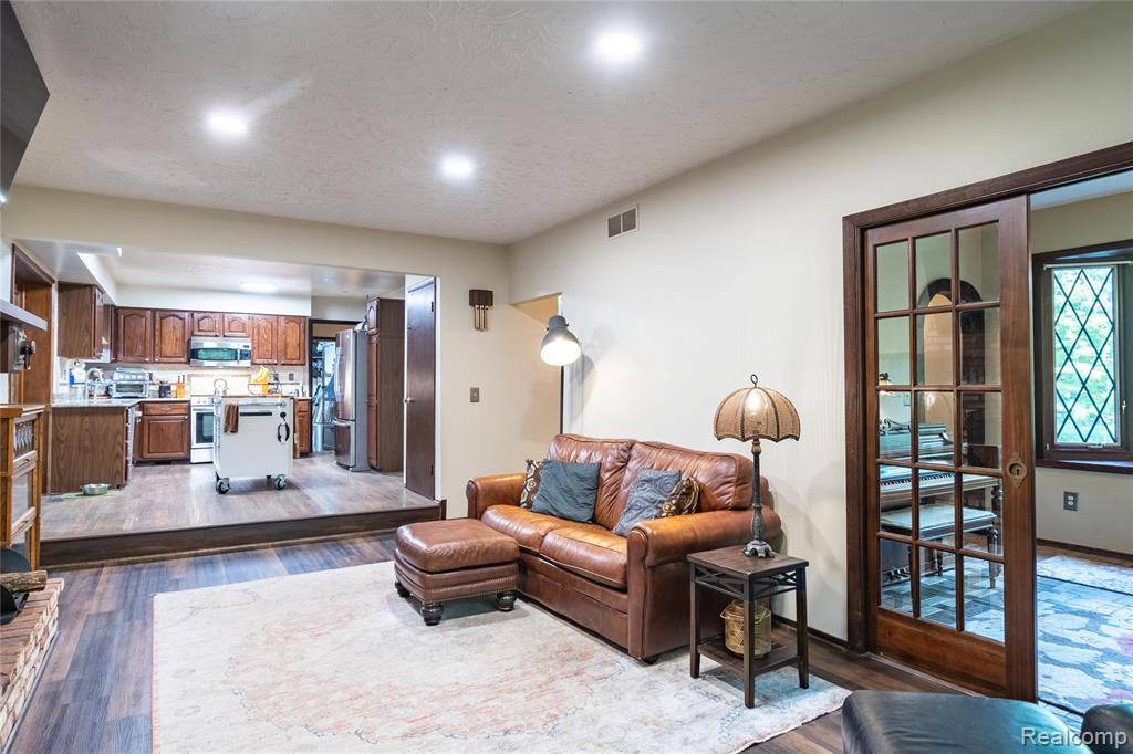 South Lyon, MI 48178 8961,55535 WOODY Lane