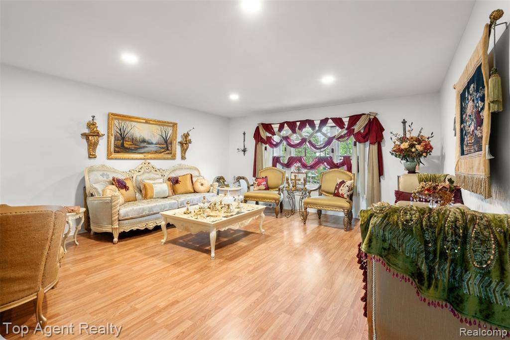 Farmington Hills, MI 48334 4441,27557 W Echo Valley