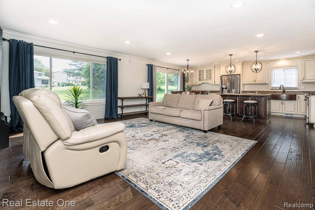 Rochester Hills, MI 48307 3352,914 Dressler Lane