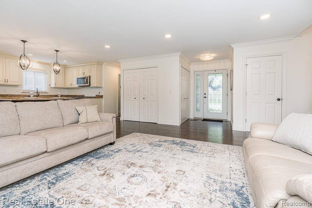 Rochester Hills, MI 48307 3352,914 Dressler Lane