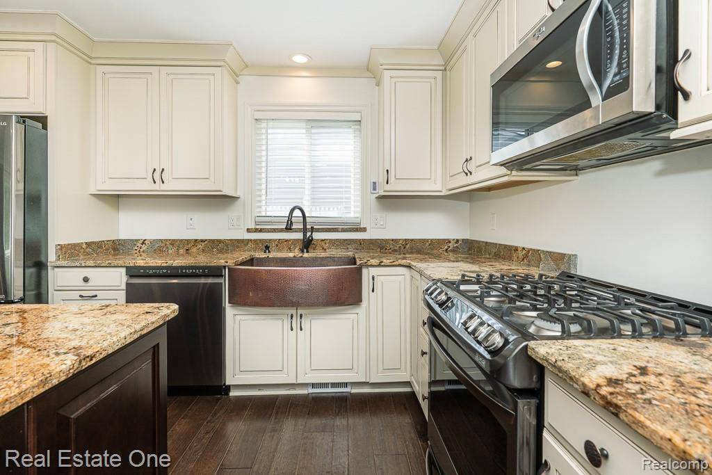 Rochester Hills, MI 48307 3352,914 Dressler Lane