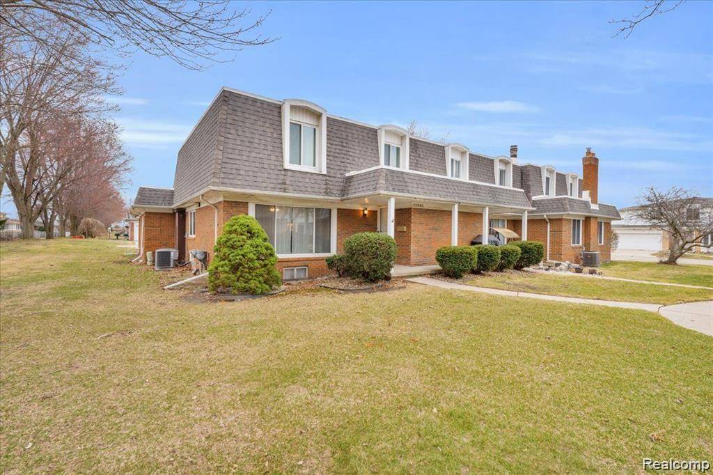 32806 Barclay Square, Warren, MI 48093