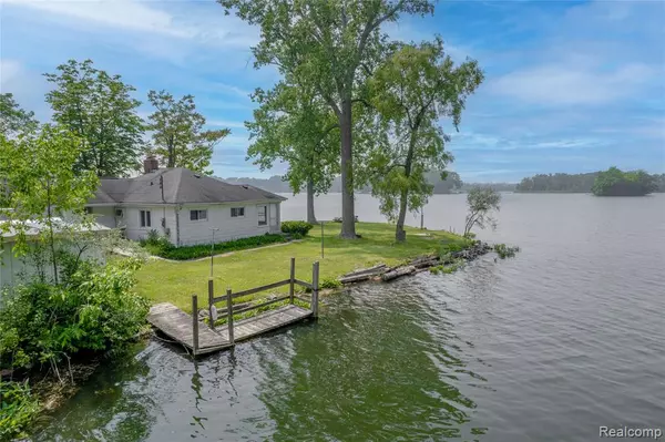 Fenton, MI 48430 9016,16434 Sharon Drive