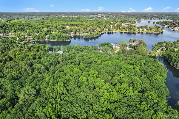 Fenton, MI 48430,0 Parkwood Drive