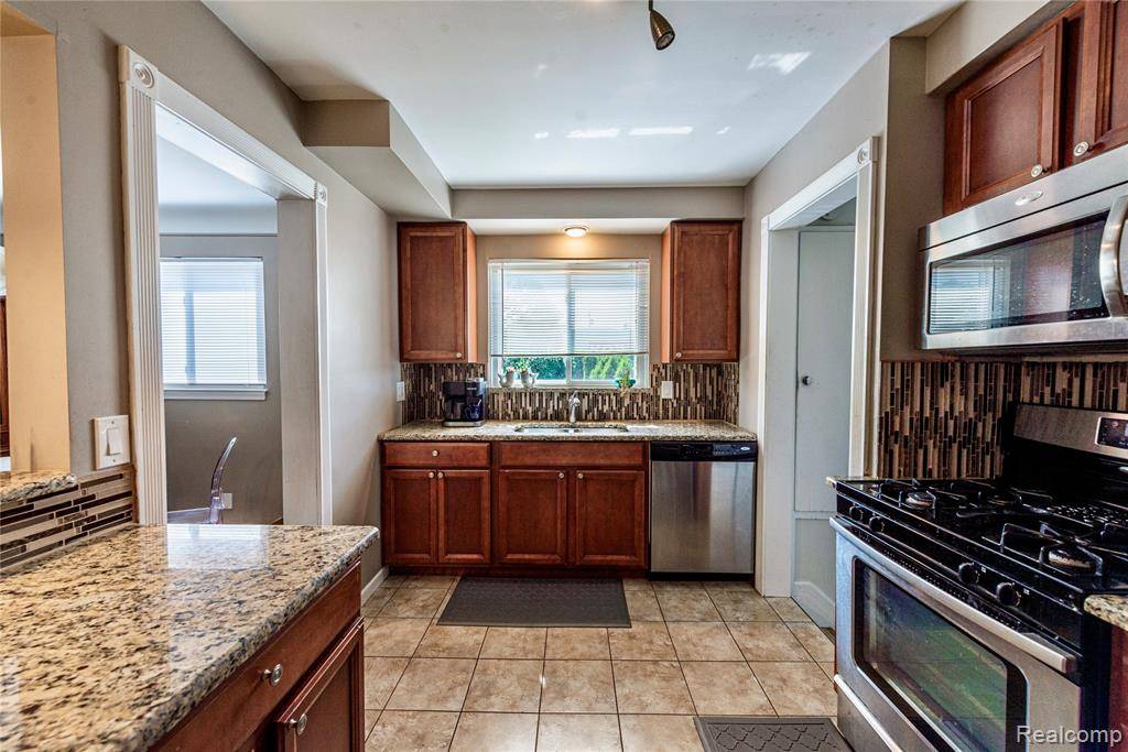 Huntington Woods, MI 48070 1029,13358 Lasalle Boulevard