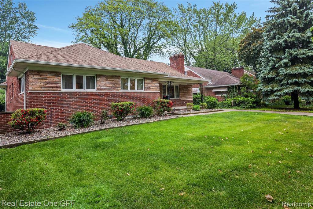 Grosse Pointe Woods, MI 48236 2435,19998 Fairway Drive