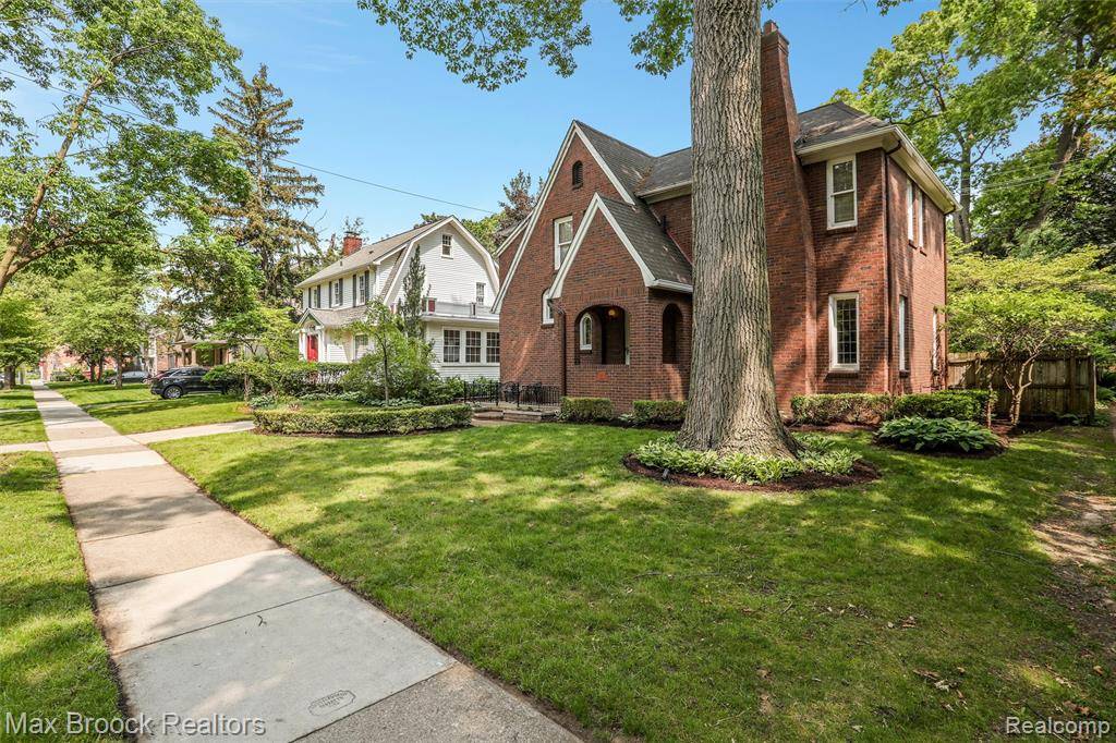 Pleasant Ridge, MI 48069 1235,11 Sylvan Avenue