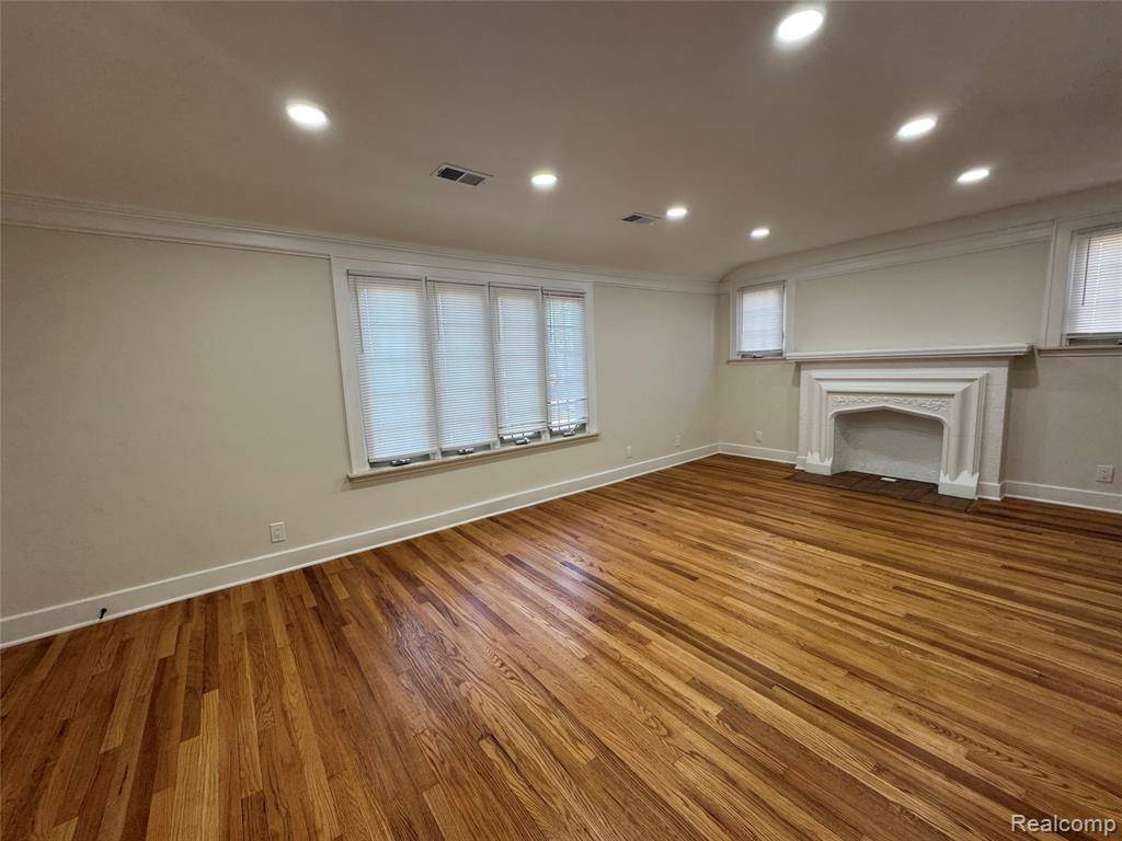 Dearborn, MI 48126 1235,7747 Middlepointe Street