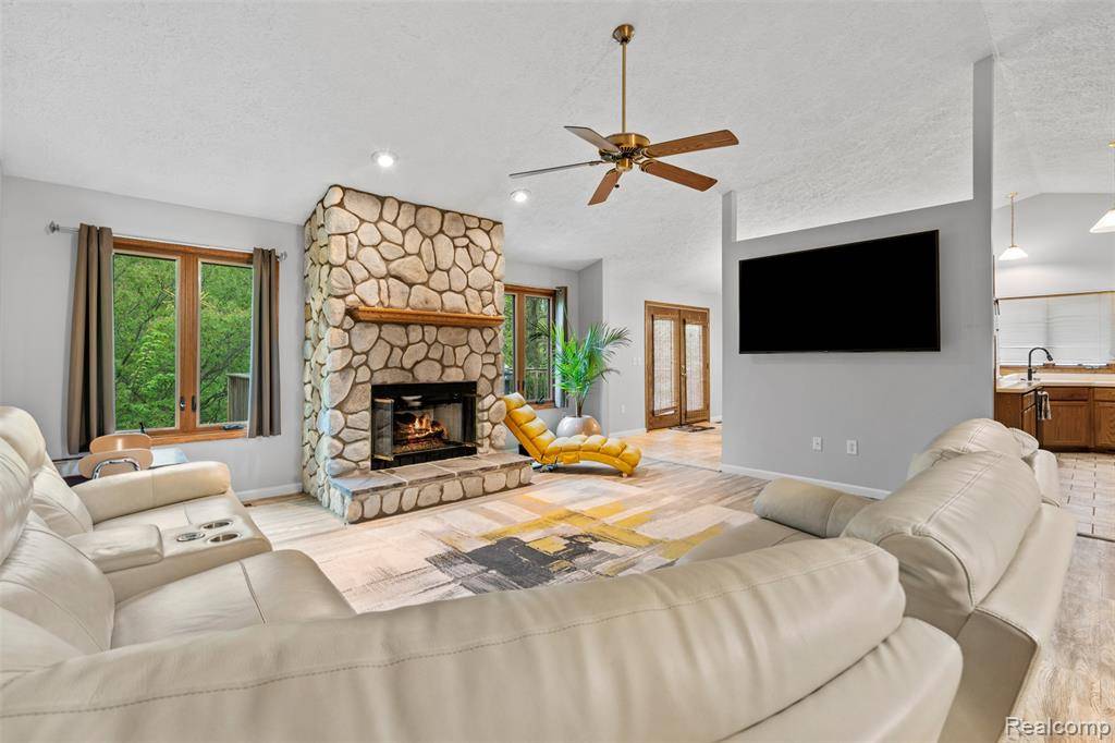 Lake Orion, MI 48362 1625,815 Esther Drive