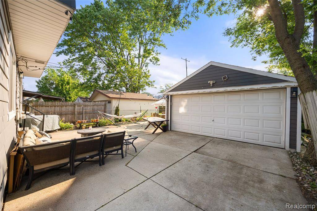 Saint Clair Shores, MI 48081 1431,27728 Larchmont Street