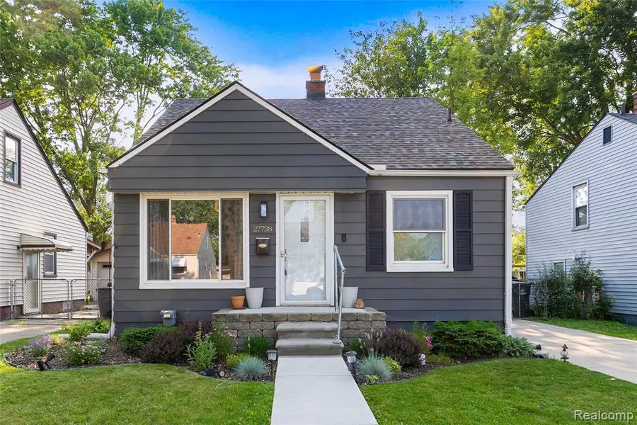 27728 Larchmont Street, Saint Clair Shores, MI 48081 1431