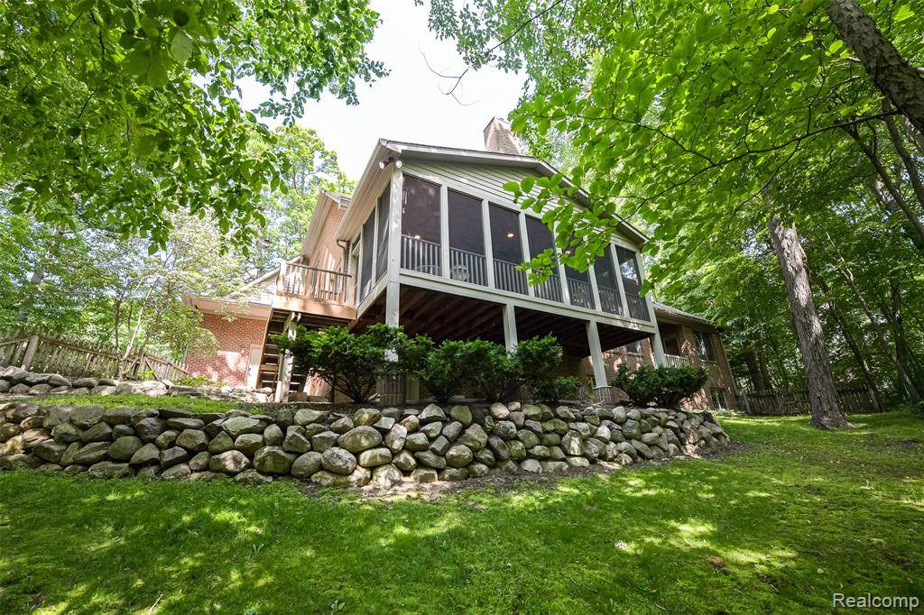 Saline, MI 48176 9334,3376 Oak Park Drive