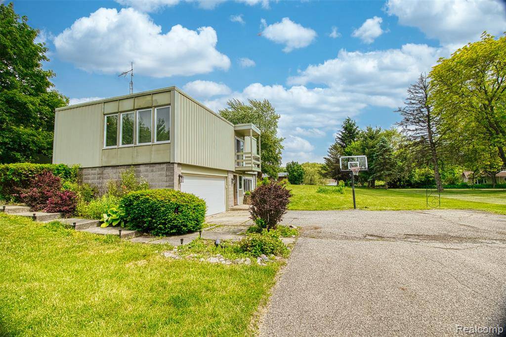 Flint, MI 48532 2357,5215 Scenicvue Drive
