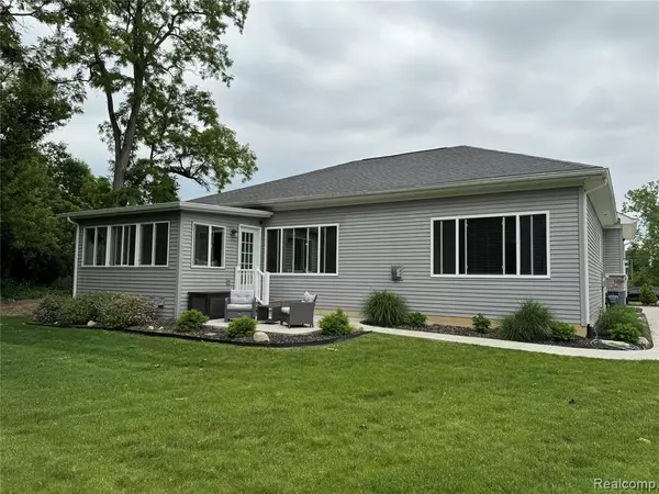 Grand Blanc, MI 48439 3453,4020 Oak Street