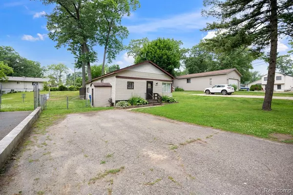 Waterford, MI 48327 1149,2263 Overridge Avenue