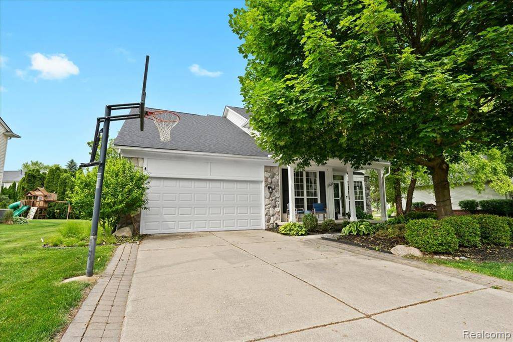 South Lyon, MI 48178 5305,1035 Equestrian Drive