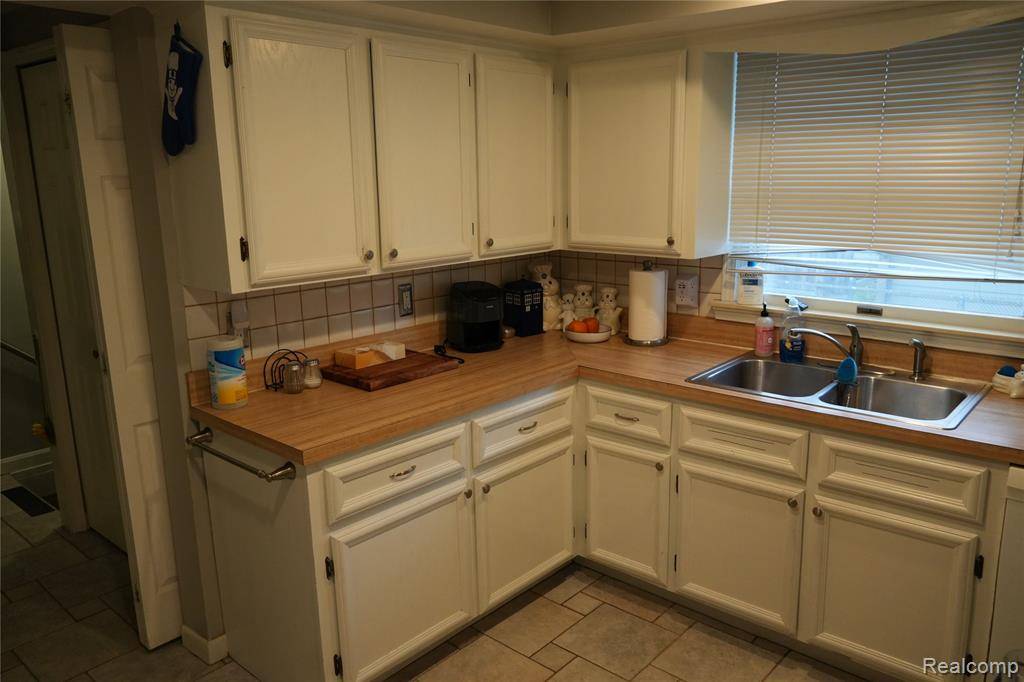 Clawson, MI 48017 2612,106 S Marias Avenue