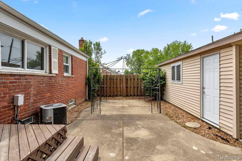 Garden City, MI 48135 3418,7041 Burnly Street