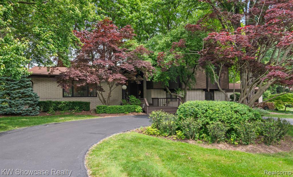 1804 W Bend Drive, Bloomfield Hills, MI 48302 1200